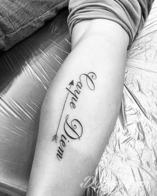 Popularne grafiki z symbolicznym hasłem Carpe Diem - tatuaże o niebanalnej różnorodności czcionek. Carpe Diem na skórze nie musi ograniczać się wyłącznie do standardowej kursywy; intrygować może też hasło w innych formach.