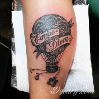 Popularne grafiki z symbolicznym hasłem Carpe Diem - tatuaże o niebanalnej różnorodności czcionek. Carpe Diem na skórze nie musi ograniczać się wyłącznie do standardowej kursywy; intrygować może też hasło w innych formach.