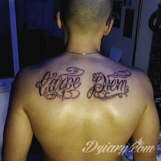 Popularne grafiki z symbolicznym hasłem Carpe Diem - tatuaże o niebanalnej różnorodności czcionek. Carpe Diem na skórze nie musi ograniczać się wyłącznie do standardowej kursywy; intrygować może też hasło w innych formach.