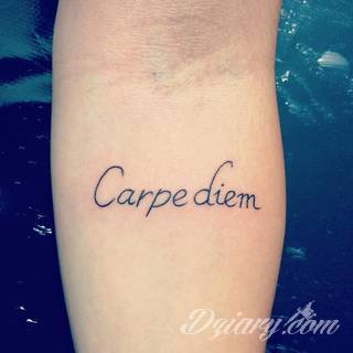 Popularne grafiki z symbolicznym hasłem Carpe Diem - tatuaże o niebanalnej różnorodności czcionek. Carpe Diem na skórze nie musi ograniczać się wyłącznie do standardowej kursywy; intrygować może też hasło w innych formach.