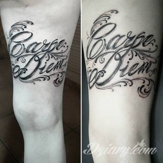 Popularne grafiki z symbolicznym hasłem Carpe Diem - tatuaże o niebanalnej różnorodności czcionek. Carpe Diem na skórze nie musi ograniczać się wyłącznie do standardowej kursywy; intrygować może też hasło w innych formach.