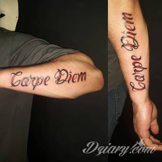 Popularne grafiki z symbolicznym hasłem Carpe Diem - tatuaże o niebanalnej różnorodności czcionek. Carpe Diem na skórze nie musi ograniczać się wyłącznie do standardowej kursywy; intrygować może też hasło w innych formach.