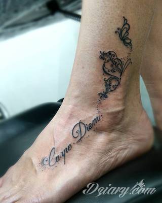 Popularne grafiki z symbolicznym hasłem Carpe Diem - tatuaże o niebanalnej różnorodności czcionek. Carpe Diem na skórze nie musi ograniczać się wyłącznie do standardowej kursywy; intrygować może też hasło w innych formach.