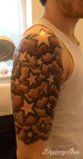 Tatuaże w formie chmur; od wariantów geograficznych po nawiązania do motywów religijnych. Motywy o wyjątkowej uniwersalności, które mają wartość zarówno humorystyczną, jak i mogą być tatuażem przepełnionym nostalgią i tajemnicą. 