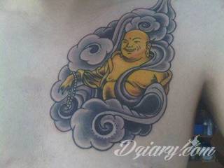 Tatuaże w formie chmur; od wariantów geograficznych po nawiązania do motywów religijnych. Motywy o wyjątkowej uniwersalności, które mają wartość zarówno humorystyczną, jak i mogą być tatuażem przepełnionym nostalgią i tajemnicą. 