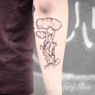 Tatuaże w formie chmur; od wariantów geograficznych po nawiązania do motywów religijnych. Motywy o wyjątkowej uniwersalności, które mają wartość zarówno humorystyczną, jak i mogą być tatuażem przepełnionym nostalgią i tajemnicą. 