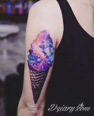 Tatuaże w formie chmur; od wariantów geograficznych po nawiązania do motywów religijnych. Motywy o wyjątkowej uniwersalności, które mają wartość zarówno humorystyczną, jak i mogą być tatuażem przepełnionym nostalgią i tajemnicą. 