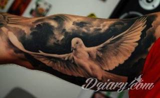 Tatuaże w formie chmur; od wariantów geograficznych po nawiązania do motywów religijnych. Motywy o wyjątkowej uniwersalności, które mają wartość zarówno humorystyczną, jak i mogą być tatuażem przepełnionym nostalgią i tajemnicą. 