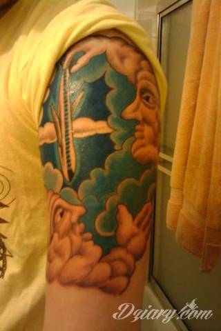 Tatuaże w formie chmur; od wariantów geograficznych po nawiązania do motywów religijnych. Motywy o wyjątkowej uniwersalności, które mają wartość zarówno humorystyczną, jak i mogą być tatuażem przepełnionym nostalgią i tajemnicą. 