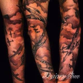 Tatuaże w formie chmur; od wariantów geograficznych po nawiązania do motywów religijnych. Motywy o wyjątkowej uniwersalności, które mają wartość zarówno humorystyczną, jak i mogą być tatuażem przepełnionym nostalgią i tajemnicą. 