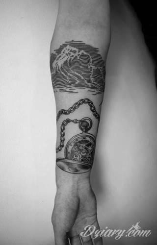 Tatuaże w formie chmur; od wariantów geograficznych po nawiązania do motywów religijnych. Motywy o wyjątkowej uniwersalności, które mają wartość zarówno humorystyczną, jak i mogą być tatuażem przepełnionym nostalgią i tajemnicą. 