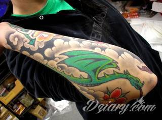 Tatuaże w formie chmur; od wariantów geograficznych po nawiązania do motywów religijnych. Motywy o wyjątkowej uniwersalności, które mają wartość zarówno humorystyczną, jak i mogą być tatuażem przepełnionym nostalgią i tajemnicą. 