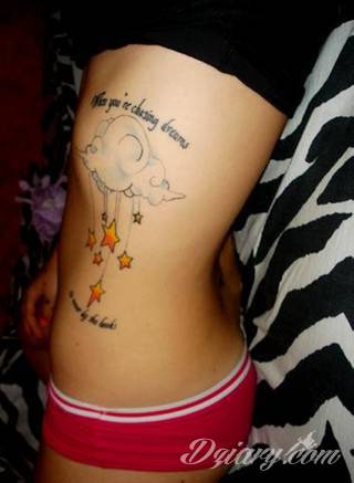 Tatuaże w formie chmur; od wariantów geograficznych po nawiązania do motywów religijnych. Motywy o wyjątkowej uniwersalności, które mają wartość zarówno humorystyczną, jak i mogą być tatuażem przepełnionym nostalgią i tajemnicą. 