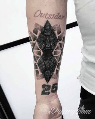 Tatuaże zakrywające; zasłaniające niedoskonałości skóry - znamiona, blizny czy wcześniejsze grafiki. Cover-up to mini-dzieła sztuki, które doskonale dopasowują się do konkretnych warunków na ciele tworząc zwartą, ciekawą całość.