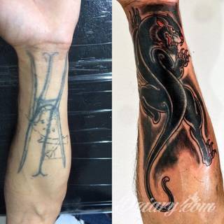 Tatuaże zakrywające; zasłaniające niedoskonałości skóry - znamiona, blizny czy wcześniejsze grafiki. Cover-up to mini-dzieła sztuki, które doskonale dopasowują się do konkretnych warunków na ciele tworząc zwartą, ciekawą całość.