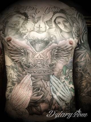 Tatuaże zakrywające; zasłaniające niedoskonałości skóry - znamiona, blizny czy wcześniejsze grafiki. Cover-up to mini-dzieła sztuki, które doskonale dopasowują się do konkretnych warunków na ciele tworząc zwartą, ciekawą całość.