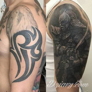 Tatuaże zakrywające; zasłaniające niedoskonałości skóry - znamiona, blizny czy wcześniejsze grafiki. Cover-up to mini-dzieła sztuki, które doskonale dopasowują się do konkretnych warunków na ciele tworząc zwartą, ciekawą całość.