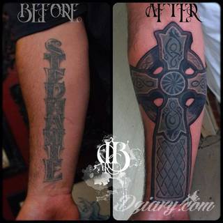 Tatuaże zakrywające; zasłaniające niedoskonałości skóry - znamiona, blizny czy wcześniejsze grafiki. Cover-up to mini-dzieła sztuki, które doskonale dopasowują się do konkretnych warunków na ciele tworząc zwartą, ciekawą całość.