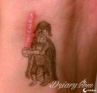 Tatuaże zakrywające; zasłaniające niedoskonałości skóry - znamiona, blizny czy wcześniejsze grafiki. Cover-up to mini-dzieła sztuki, które doskonale dopasowują się do konkretnych warunków na ciele tworząc zwartą, ciekawą całość.