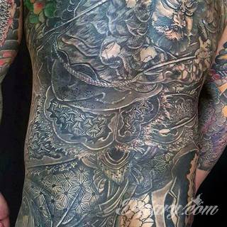 Tatuaże zakrywające; zasłaniające niedoskonałości skóry - znamiona, blizny czy wcześniejsze grafiki. Cover-up to mini-dzieła sztuki, które doskonale dopasowują się do konkretnych warunków na ciele tworząc zwartą, ciekawą całość.