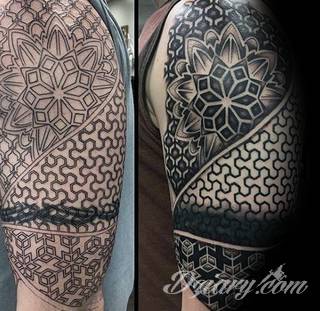 Tatuaże zakrywające; zasłaniające niedoskonałości skóry - znamiona, blizny czy wcześniejsze grafiki. Cover-up to mini-dzieła sztuki, które doskonale dopasowują się do konkretnych warunków na ciele tworząc zwartą, ciekawą całość.