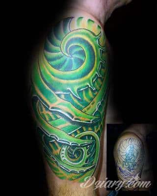 Tatuaże zakrywające; zasłaniające niedoskonałości skóry - znamiona, blizny czy wcześniejsze grafiki. Cover-up to mini-dzieła sztuki, które doskonale dopasowują się do konkretnych warunków na ciele tworząc zwartą, ciekawą całość.