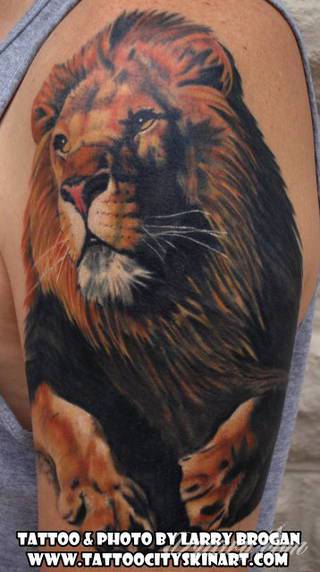 Tatuaże zakrywające; zasłaniające niedoskonałości skóry - znamiona, blizny czy wcześniejsze grafiki. Cover-up to mini-dzieła sztuki, które doskonale dopasowują się do konkretnych warunków na ciele tworząc zwartą, ciekawą całość.