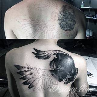 Tatuaże zakrywające; zasłaniające niedoskonałości skóry - znamiona, blizny czy wcześniejsze grafiki. Cover-up to mini-dzieła sztuki, które doskonale dopasowują się do konkretnych warunków na ciele tworząc zwartą, ciekawą całość.