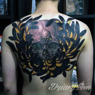 Tatuaże zakrywające; zasłaniające niedoskonałości skóry - znamiona, blizny czy wcześniejsze grafiki. Cover-up to mini-dzieła sztuki, które doskonale dopasowują się do konkretnych warunków na ciele tworząc zwartą, ciekawą całość.