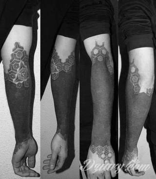 Tatuaże zakrywające; zasłaniające niedoskonałości skóry - znamiona, blizny czy wcześniejsze grafiki. Cover-up to mini-dzieła sztuki, które doskonale dopasowują się do konkretnych warunków na ciele tworząc zwartą, ciekawą całość.