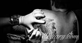 Tatuaże zakrywające; zasłaniające niedoskonałości skóry - znamiona, blizny czy wcześniejsze grafiki. Cover-up to mini-dzieła sztuki, które doskonale dopasowują się do konkretnych warunków na ciele tworząc zwartą, ciekawą całość.