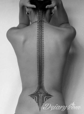 Tatuaże zakrywające; zasłaniające niedoskonałości skóry - znamiona, blizny czy wcześniejsze grafiki. Cover-up to mini-dzieła sztuki, które doskonale dopasowują się do konkretnych warunków na ciele tworząc zwartą, ciekawą całość.