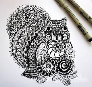 Intensywne ciemne tatuaże - o pogłębionej czerni i ciekawym kontraście z bielszym odcieniem skóry. Duże formaty i szczegółowa kreska pozwalają podkreślić oryginalność grafik. Czarne tatuaże to wszechstronność: od skromnych po duże i rozbudowane wzory.  