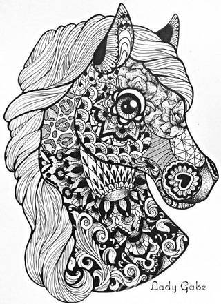 Intensywne ciemne tatuaże - o pogłębionej czerni i ciekawym kontraście z bielszym odcieniem skóry. Duże formaty i szczegółowa kreska pozwalają podkreślić oryginalność grafik. Czarne tatuaże to wszechstronność: od skromnych po duże i rozbudowane wzory.  