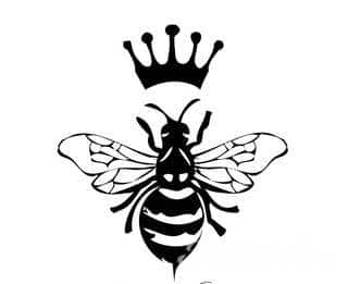 Intensywne ciemne tatuaże - o pogłębionej czerni i ciekawym kontraście z bielszym odcieniem skóry. Duże formaty i szczegółowa kreska pozwalają podkreślić oryginalność grafik. Czarne tatuaże to wszechstronność: od skromnych po duże i rozbudowane wzory.  