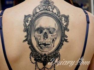 Death is not the end! Tatuaże z czaszkami pokazują dystans do tego, co nieuniknione. Czaszka na skórze ma niejedno oblicze: od wzbudzającego strach po lekko kpiące z otaczającej nas rzeczywistości.