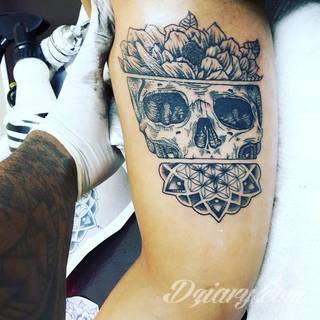 Death is not the end! Tatuaże z czaszkami pokazują dystans do tego, co nieuniknione. Czaszka na skórze ma niejedno oblicze: od wzbudzającego strach po lekko kpiące z otaczającej nas rzeczywistości.
