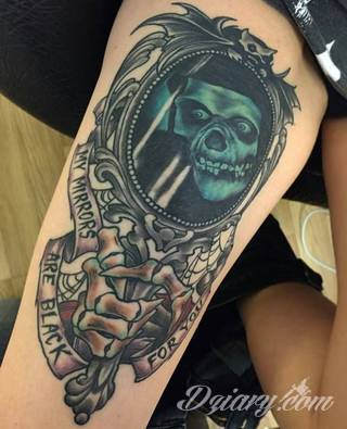 Death is not the end! Tatuaże z czaszkami pokazują dystans do tego, co nieuniknione. Czaszka na skórze ma niejedno oblicze: od wzbudzającego strach po lekko kpiące z otaczającej nas rzeczywistości.