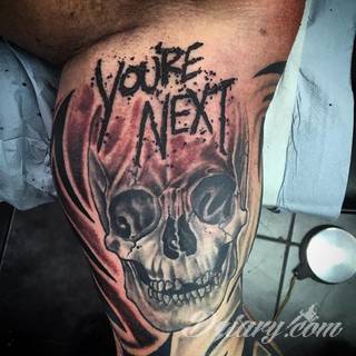 Death is not the end! Tatuaże z czaszkami pokazują dystans do tego, co nieuniknione. Czaszka na skórze ma niejedno oblicze: od wzbudzającego strach po lekko kpiące z otaczającej nas rzeczywistości.