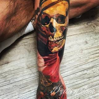 Death is not the end! Tatuaże z czaszkami pokazują dystans do tego, co nieuniknione. Czaszka na skórze ma niejedno oblicze: od wzbudzającego strach po lekko kpiące z otaczającej nas rzeczywistości.