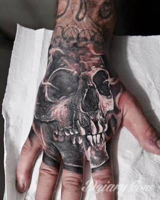 Death is not the end! Tatuaże z czaszkami pokazują dystans do tego, co nieuniknione. Czaszka na skórze ma niejedno oblicze: od wzbudzającego strach po lekko kpiące z otaczającej nas rzeczywistości.