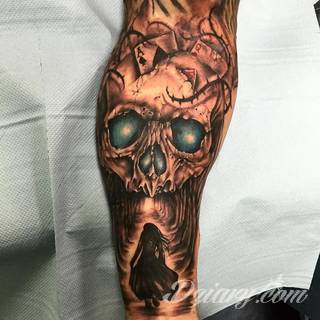 Death is not the end! Tatuaże z czaszkami pokazują dystans do tego, co nieuniknione. Czaszka na skórze ma niejedno oblicze: od wzbudzającego strach po lekko kpiące z otaczającej nas rzeczywistości.
