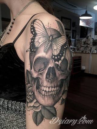 Death is not the end! Tatuaże z czaszkami pokazują dystans do tego, co nieuniknione. Czaszka na skórze ma niejedno oblicze: od wzbudzającego strach po lekko kpiące z otaczającej nas rzeczywistości.