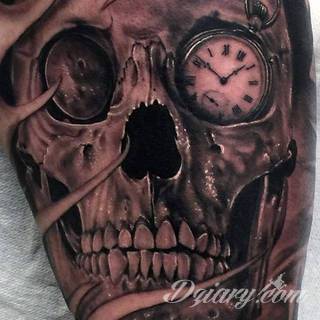 Death is not the end! Tatuaże z czaszkami pokazują dystans do tego, co nieuniknione. Czaszka na skórze ma niejedno oblicze: od wzbudzającego strach po lekko kpiące z otaczającej nas rzeczywistości.