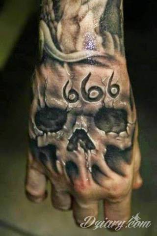 Death is not the end! Tatuaże z czaszkami pokazują dystans do tego, co nieuniknione. Czaszka na skórze ma niejedno oblicze: od wzbudzającego strach po lekko kpiące z otaczającej nas rzeczywistości.