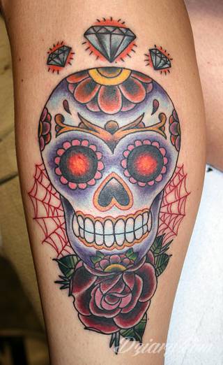 Death is not the end! Tatuaże z czaszkami pokazują dystans do tego, co nieuniknione. Czaszka na skórze ma niejedno oblicze: od wzbudzającego strach po lekko kpiące z otaczającej nas rzeczywistości.