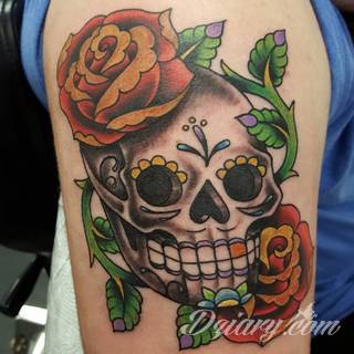 Death is not the end! Tatuaże z czaszkami pokazują dystans do tego, co nieuniknione. Czaszka na skórze ma niejedno oblicze: od wzbudzającego strach po lekko kpiące z otaczającej nas rzeczywistości.