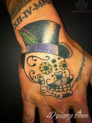 Death is not the end! Tatuaże z czaszkami pokazują dystans do tego, co nieuniknione. Czaszka na skórze ma niejedno oblicze: od wzbudzającego strach po lekko kpiące z otaczającej nas rzeczywistości.