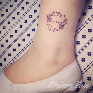 Tatuaże dla kobiet - damskie tatuaże. Delikatne i subtelne, ale też zadziorne, podkreślające charakter. Kobiece tatuaże ze smakiem i o niebanalnej formie graficznej pozwalające na ekspozycję w dowolnym miejscu ciała. 