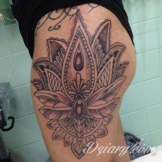 Tatuaże dla kobiet - damskie tatuaże. Delikatne i subtelne, ale też zadziorne, podkreślające charakter. Kobiece tatuaże ze smakiem i o niebanalnej formie graficznej pozwalające na ekspozycję w dowolnym miejscu ciała. 